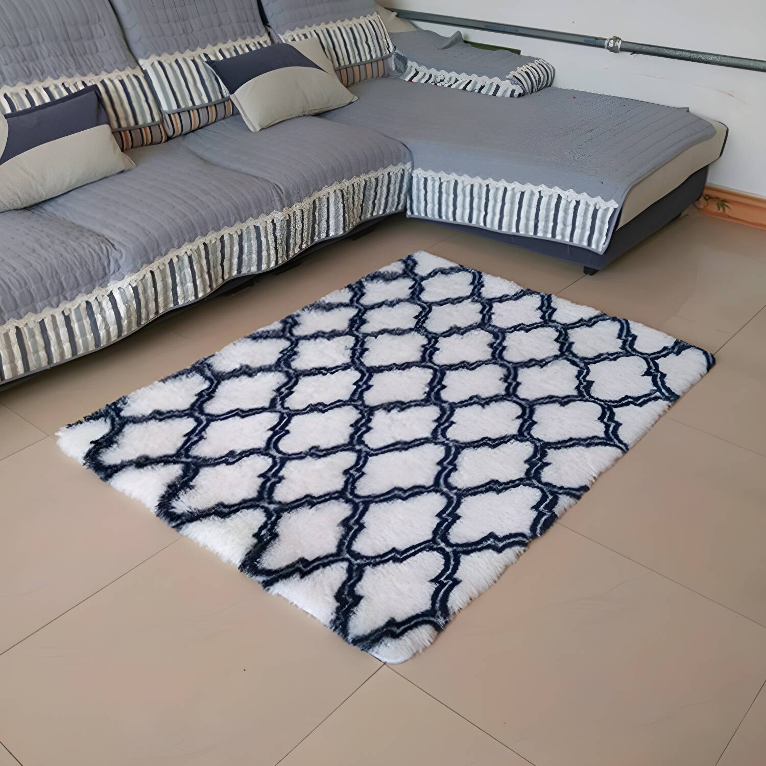 Unique Quatrefoil Patterned Rug Multi Colour Modern Carpet Faux Fur Anti-Slip Backing Pet Friendly Machine Washable Rug for Room