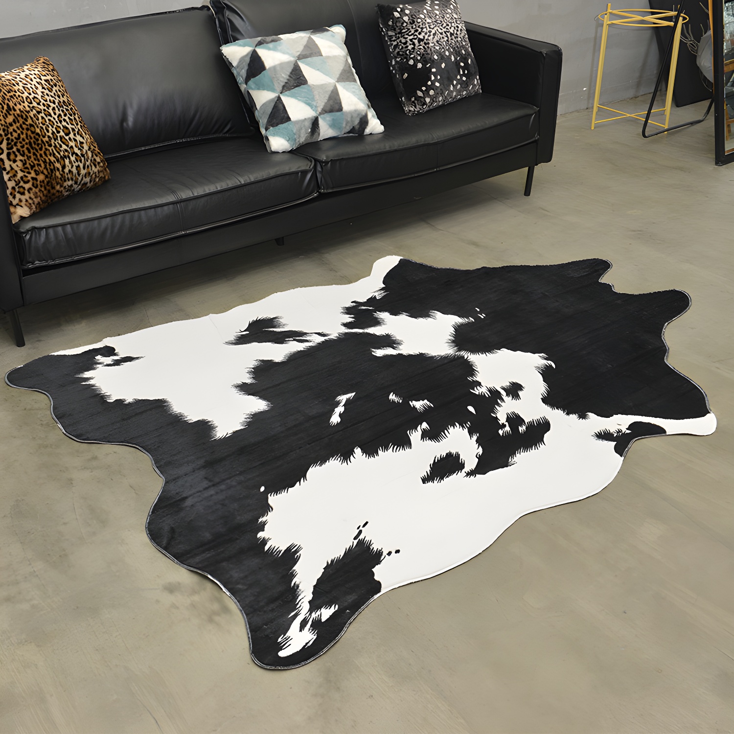 Black-White Cow Print Rug Polypropylene Nordic Carpet Pet Friendly Non-Slip Backing Washable Rug for Great Room