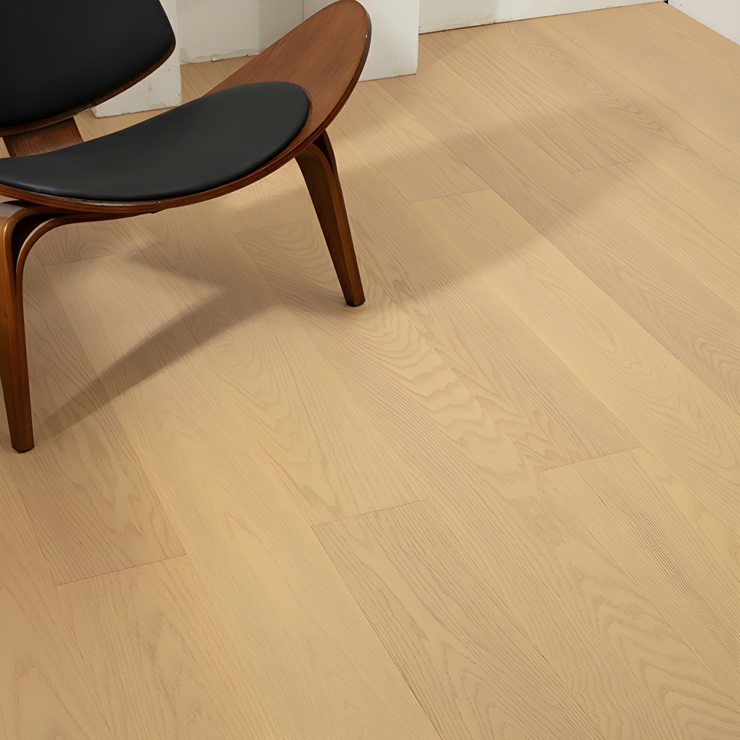 Versatile Scratch Resistant Laminate Wood Planks - Low Gloss Surface with Natural Wood Grain